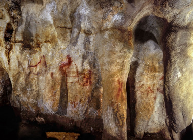 <p>Pinturas en la cueva de La Pasiega hechas por neandertales hace más de 64.000 años / © P. Saura</p>