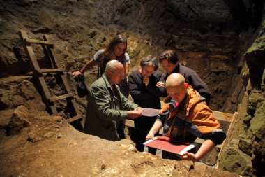 <p>Investigadores en la cámara este de la cueva Denisova, de izquierda a derecha: Michael Shunkov, Katerina Douka, Tom Higham, Maxim Kozlinkin / Sergey Zelinski, Academia de Ciencias de Rusia.</p>