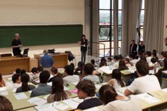 <p>Estudiantes realizan las pruebas de acceso a la universidad el pasado mes de junio en Oviedo. / UNIVERSIDAD DE OVIEDO</p>