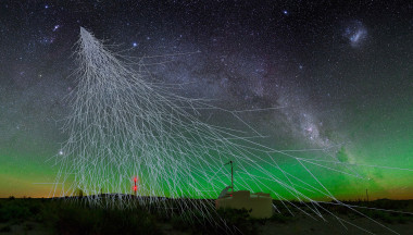 <p>Representación artística de una lluvia de rayos cósmicos con un detector Cherenkov de agua del Observatorio Pierre Auger en el oeste de Argentina. / A. Chantelauze, S. Saffi, L. Bret, Observatorio Pierre Auger</p>