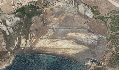 <p/>La bahía de Portmán vista desde al aire. En la imagen se aprecian las huellas de la actividad minera. / Grupo de Contaminación de Suelos – Universidad de Murcia.” /><span style=