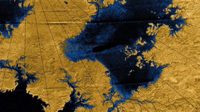 <p>Las imágenes (de radar y en falso color) de la misión Cassini permiten descubrir las redes de ríos que se esconden bajo la espesa capa de nubes de Titán, como estos que desembocan en lagos de la región polar norte. / NASA/JPL/USGS</p>