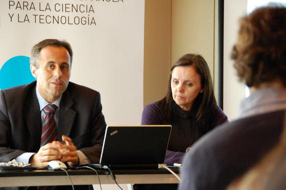 <p>La directora general de la Fundación Española para la Ciencia y la Tecnología (FECYT), Lourdes Arana, y el subdirector general de Estadísticas de Empresas y Servicios del Instituto Nacional de Estadística, INE, Fernando Cortina. Imagen: SINC</p>