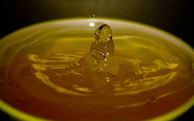 <p>Múltiples sorbos de un astringente suave, como vino o té, disminuyen las sensaciones grasientas que provocan algunos alimentos. Imagen: <a href="http://www.flickr.com/photos/grandhi/3091300273/sizes/o/" target="_blank">adytia.</a></p>