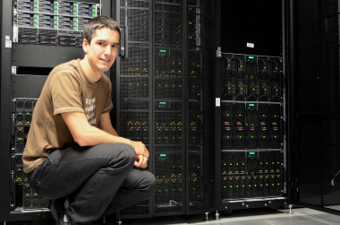 <p>Joseba Alberdi, ingeniero informático de la Universidad del País Vasco y participante en el proyecto, junto al superordenador del grupo Nano-Bio Spectroscopy. / UPV/EHU</p>