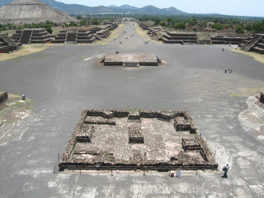 <p>Calzada de los Muertos de la ciudad de Teotihuacan. Imagen: <a href="http://www.flickr.com/photos/hectorgarcia/492806362/sizes/o" target="_blank">Hector García.</a></p>