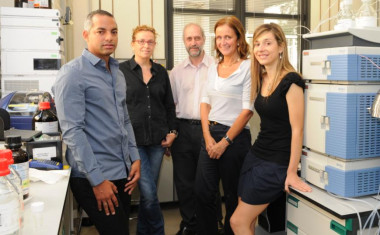 <p>Los expertos Alexander Medina Remón, Olga Jáuregui, Isidre Casals Ribes, Rosa M. Lamuela y Anna Vallverdú Queralt de la UB. Imagen: UB.</p>