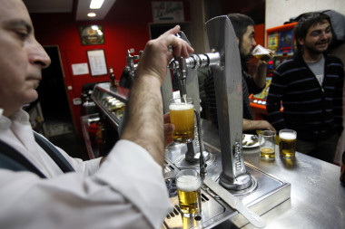 <p>La hostelería es el sector más vulnerable al consumo de drogas en España. / Olmo Calvo</p>