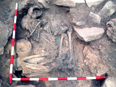 <p>Un hombre y una mujer enterrados juntos en un yacimiento de la Edad de Bronce en Castillejo de Bonete, Ã©l con ascendencia de la estepa y ellaÂ genÃ©ticamente similar a los ibÃ©ricos anteriores al NeolÃ­tico tardÃ­o /Â Luis BenÃ­tez de Lugo Enrich yÂ  JosÃ© Luis Fuentes SÃ¡nchezÂ </p>