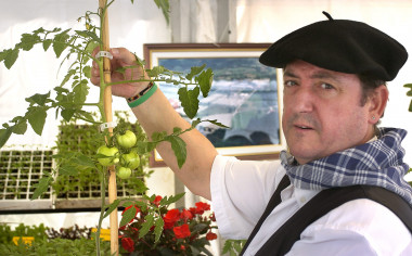 <p>Un "baserritarra" (agricultor) muestra una mata de tomate en la inauguración de una feria de agricultura en Bilbao. / EFE</p>