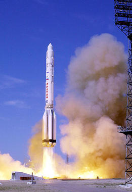 <p>Cohete anglo-ruso Proton-K despegando hacia la ISS (Baikonur, 12 de julio de 2000). Foto: NASA.</p>