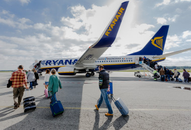 <p>Pasajeros suben a un avión de una compañía<em> Low Cost</em>. /<a href="https://www.flickr.com/photos/articnomad/24102165/sizes/o/in/photostream/" target="_blank">JoshuaDavisPhotography</a></p>