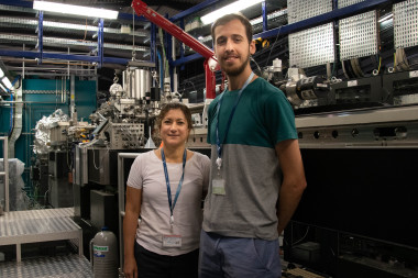 <p>Ivelisse Sánchez, coinvestigadora principal del proyecto y Eudald Balagué en la línea de luz MISTRAL. / Sincrotrón ALBA</p>