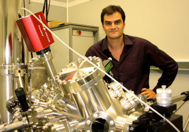 <p>El investigador Nacho Pascual analiza el magnetísmo en átomos individuales. / CIC nanoGUNE</p>