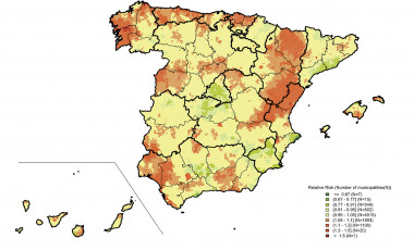 <p>Mortalidad por cáncer de próstata en España (distribución por municipios de los riesgos relativos de muerte en hombres entre 2010 y 2014). En rojo, las zonas más afectadas; y en verde, las que menos. / L. Rodriguez-Sanchez, B. Perez-Gomez et al. / <em>Plos One</em></p>