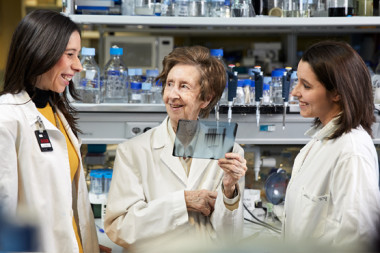 <p>La bioquímica Margarita Salas (en el centro), junto a dos investigadoras. / OEP</p>