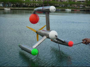 <p>Modelo a escala del dispositivo GESMEY en pruebas de mar / UPM</p>