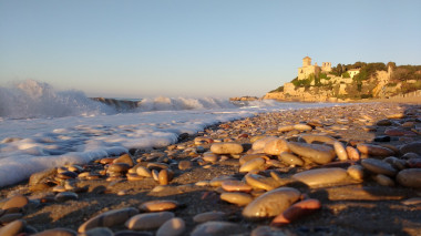 <p>El grupo analizó las presencia de microplásticos en el litoral de Tarragona./ URV</p>