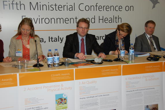<p> Durante la rueda de prensa sobre la protección de la salud de los niños y niñas europeos. Foto: SINC.</p>