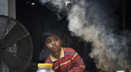 Niño en una zona con aire contaminado