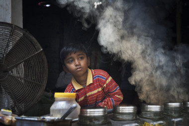 <p/>NiÃ±o en una zona con aire contaminado en la India. / Wikimedia Commons.” /><span style=