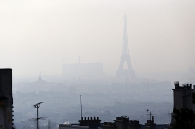 <p>Una densa bruma cubría el cielo en París en diciembre de 2013. / EFE/Yoan Valat</p>