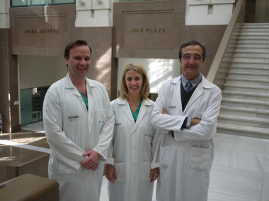 <p>Los investigadores Carlos Ferrando, Marina Soro y Francisco Javier Belda en la Universidad de Valencia. / UV</p>