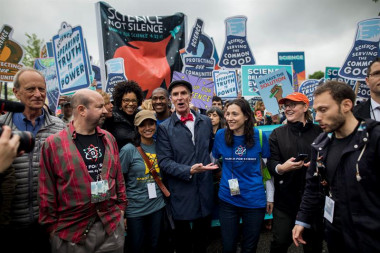 <p>Miles de personas se reunieron bajo el cielo nublado de Washington DC durante la Marcha por la Ciencia, en la que también participó el presentador y divulgador científico <a href="https://es.wikipedia.org/wiki/Bill_Nye" target="_blank">Bill Nye</a>. / EFE</p>