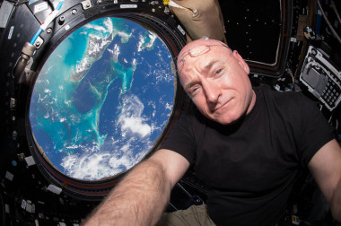 <p>Después de tres cosmonautas rusos, Scott Kelly se convirtió (junto a su compañero de misión Mikhail Kornienko) en el humano que más tiempo seguido ha estado en el espacio. / NASA</p>