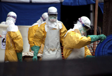 <p>Personal sanitario con trajes de protección en el área de pacientes de un centro de tratamiento del Ébola en Conakry /Guinea) el pasado 13 de octubre de 2014. / EFE</p>