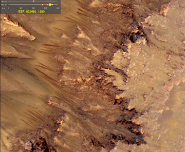 <p>
Lineas oscuras (RSL) se deslizan por las laderas de Marte en verano. Imagen: Alfred S. McEwen et al./NASA.<br /><a href="http://www.agenciasinc.es/content/download/84417/1813359/file/Misteriosos-flujos-oscuros-brotan-en-verano-en-las-laderas-de-Marte_image140_85.gif" target="_self">Ver GIF animado</a></p>