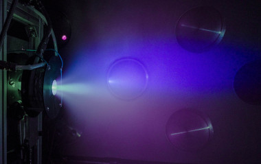 <p>Motor de plasma helicón en la cámara de vacío. / SENER</p>