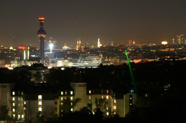 <p>El haz de luz láser verde ha transmitido las imágenes de Mozart a lo largo de 3 km sobre los tejados de Viena. / New Journal of Physics</p>