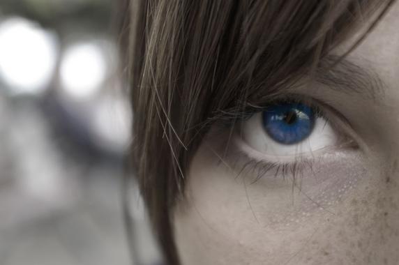 <p>El color del ojo humano está determinado por el grado y tipo de pigmentación del iris del ojo, y es lo que los genetistas llaman un ‘carácter complejo