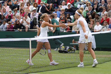 <p>Dos tenistas estrechando la mano tras un partido. / <a href="https://www.flickr.com/photos/cdpa/" title="Ir a la galería de Chris" target="_self">Chris</a></p>
