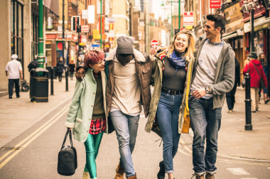 <p>Jóvenes paseando por Londres. / Adobe Stock</p>