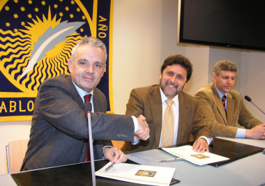 
<!-- START: including template: extension/sinc/design/ezwebin/templates/content/datatype/view/ezxmltags/paragraph.tpl (design:content/datatype/view/ezxmltags/paragraph.tpl) -->
<p>El rector y el presidente de la RFET, con el director del Observatorio al fondo. Foto: UPO.</p>
<!-- STOP: including template: extension/sinc/design/ezwebin/templates/content/datatype/view/ezxmltags/paragraph.tpl (design:content/datatype/view/ezxmltags/paragraph.tpl) -->
