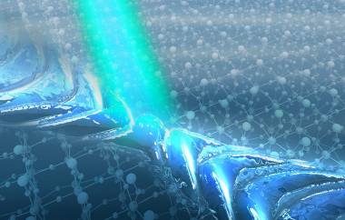 <p>Ilustración de un haz láser (luz) incidiendo sobre una capa delgada de trióxido de molibdeno. La luz queda confinada en la superficie y se propaga a lo largo de una dirección específica. / Shaojuan Li</p>