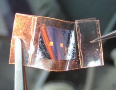 <p>Lámina de aluminio con dos sensores ópticos sobre una cinta adhesiva Scotch. El área de cada sensor es 1 mm<sup>2</sup>. / UPM</p>