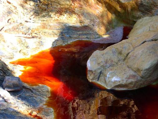 <p>Río Tinto es uno de los ambientes de drenaje ácido de minas más importante del mundo. Imagen: CAB.</p>