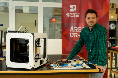 <p>El ingeniero industrial Enrique Sodupe Ortega junto a la plataforma de bioimpresoras 3D. / Universidad de La Rioja</p>