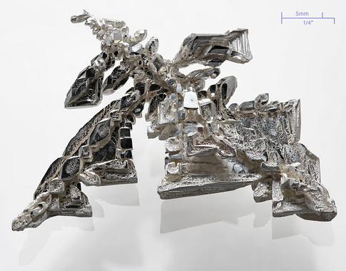 <p>El sistema utilizado demuestra que la plata puede vascular entre el estado de oxidación Ag(I) y el Ag(III) / <a href="http://en.wikipedia.org/wiki/Silver#mediaviewer/File:Silver_crystal.jpg" target="_self">Wikipedia </a></p>