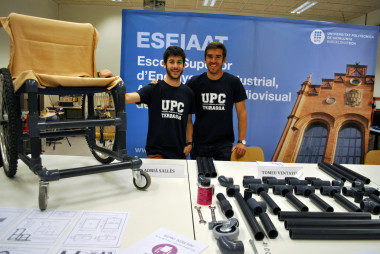 <p>Los estudiantes Adrià Sallés y Bernat Vila, con la silla de ruedas <em>DIY Wheelchair</em>. / UPC</p>