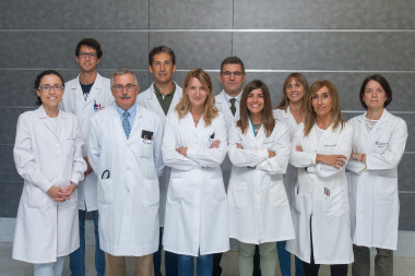 <p>Delante: Estefanía Toledo, José A. Páramo, Josune Orbe, Agustina Salicio, Miriam Belzunce y Beatriz Zandio. Detrás: Manuel Navarro, José A. Rodriguez, Roberto Muñoz y Lara Montori, profesionales del CIMA, Universidad de Navarra y CHN que participan en el estudio. / Manuel Castells</p>