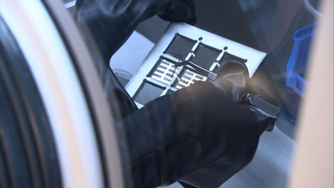 <p>Manipulación de una placa con células orgánicas solares. / ICFO</p>