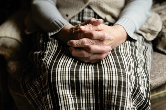 <p>La afasia puede ser causada por un accidente cerebrovascular, un traumatismo, una infección cerebral, una neoplasia o un proceso degenerativo. / <a href="https://pixabay.com/es/photos/las-manos-humano-humanos-antiguos-4051469/" target="_blank">Pixabay</a></p>
