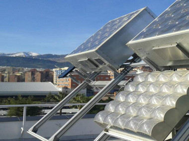 <p>Módulos fotovoltaicos de concentración situados en la terraza de un edificio de la Universidad de Jaen. / UJA</p>