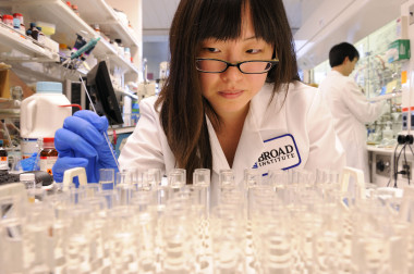 <p>Los científicos del Instituto Broad caracterizaron subfamilias inéditas de la proteína Cas y descubrieron una versión activa de Cas13. / <a href="https://www.broadinstitute.org/files/news/media-images/Broad08-005.jpg" target="_blank">Broad Institute</a></p>