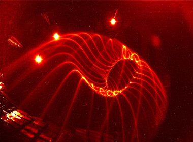 <p>Visualización de líneas de campo en una superficie magnética dentro del stellarator Wendelstein 7-X.<em> / </em>The W7-X Team/<em>Nature Comm.</em></p>