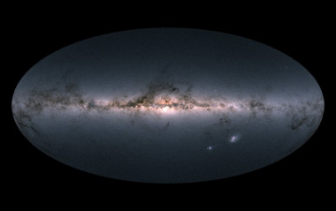 <p>Vista de la Vía Láctea y galaxias vecinas vistas por Gaia con mediciones de cerca de 1.700 millones de estrellas. / ESA/Gaia/DPAC</p>